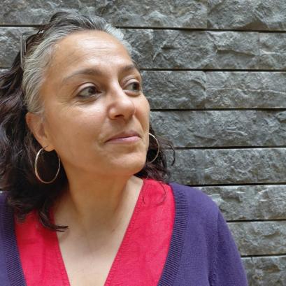 Vrouw kijkt naar rechts en lacht