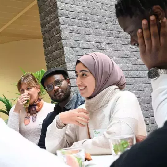 Een diverse groep mensen in gesprek